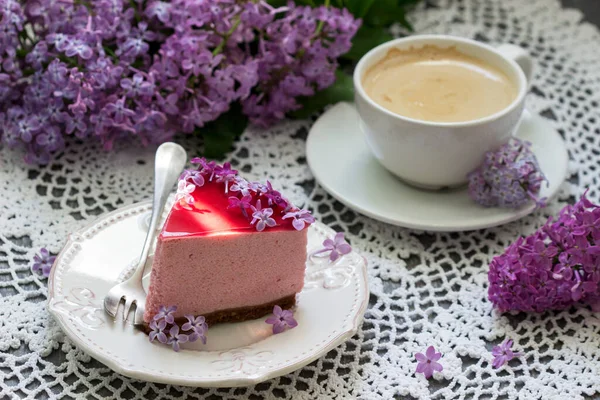 Ein Beerenmoussekuchen Mit Schokoladenbasis Und Saftgelee Dekoriert Mit Fliederblüten Serviert — Stockfoto