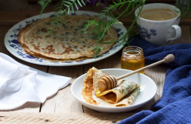 Isırgan otu ve ıspanaklı krep, bal ve kahve ile servis edilir. Kırsal biçim, seçici odak.