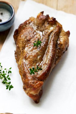 Kemiğin üzerinde fırınlanmış domuz omzu, baharatlar, otlar ve aromatik yağ. Seçici odak.