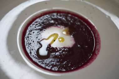 Yoğurt ve zeytinyağlı pancar çorbası.