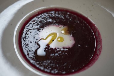 Yoğurt ve zeytinyağlı pancar çorbası.