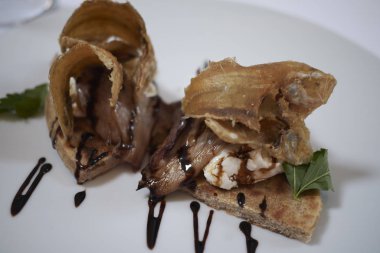 Kızarmış sardalya, piadina, squacquerone peyniri ve balzamik sirke.