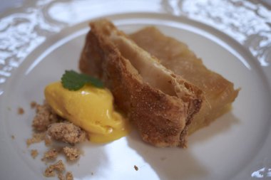 Dondurmalı elmalı kek.