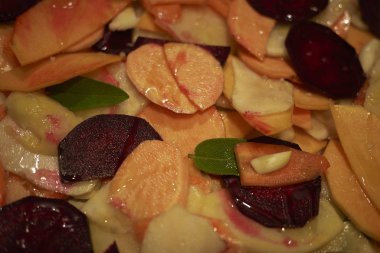 Türlü çiğ sebzeler pişirilmeye hazır.