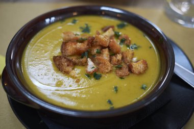 Kızarmış balkabağı çorbası. 