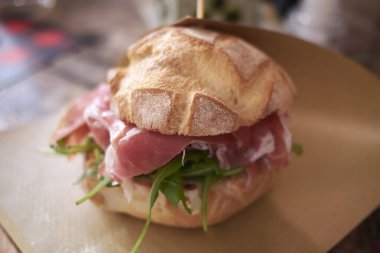 Jambonlu ve roketli sandviç.