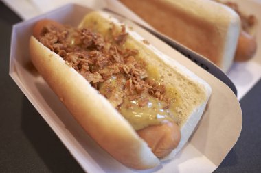 Hardallı ve soğanlı sosisli sandviç.