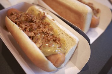 Hardallı ve soğanlı sosisli sandviç.