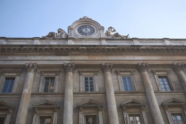 Milano, İtalya - 16 Ocak 2020: Palazzo dell Orologio manzarası