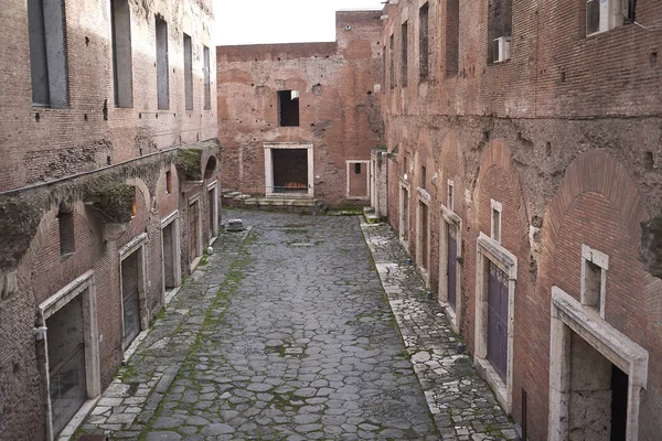 Roma, İtalya - 3 Şubat 2020: Via Biberatica 'dan Trajan Pazarı