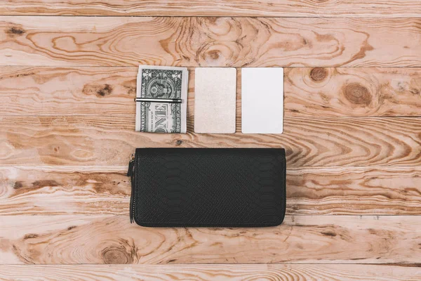 Saco de embreagem com dólares e notas em branco — Fotografia de Stock
