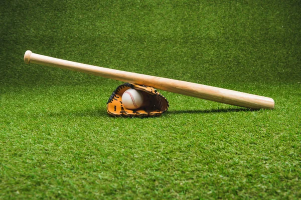 Bate de béisbol y pelota — Foto de Stock
