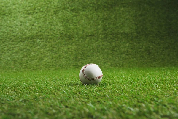 Balle de baseball sur herbe — Photo