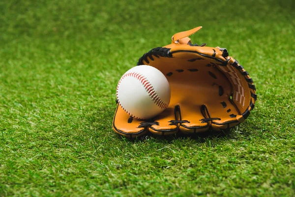 Guante de béisbol con pelota —  Fotos de Stock