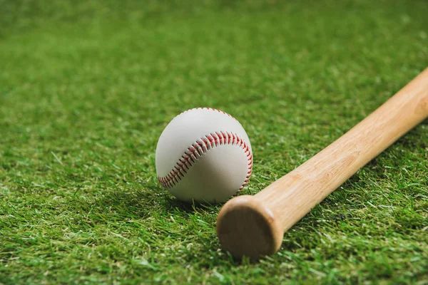 Baseball bat i piłka — Zdjęcie stockowe