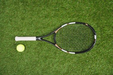 tenis raketi ve top