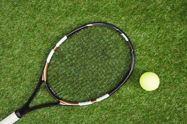 tenis raketi ve top