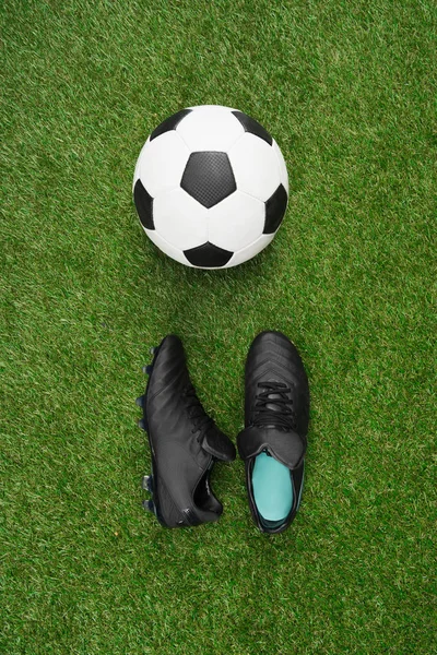 Soccer ball with sports shoes — Stock Photo, Image