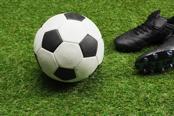 Fotbalový míč s sportovní obuv — Stock fotografie