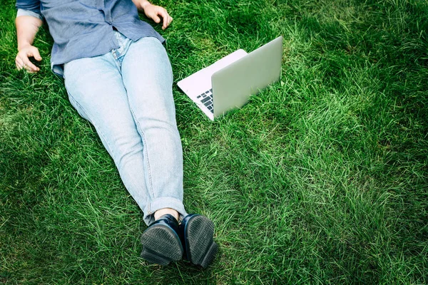 Person using laptop — Stock Photo, Image