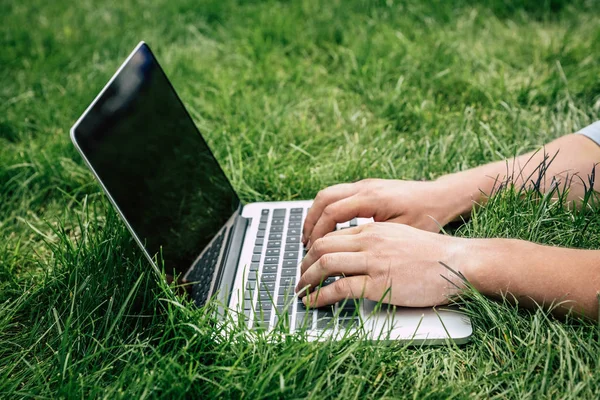 Person mit Laptop — Stockfoto