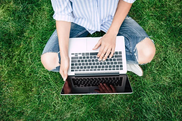 Girl using laptop — Stock Photo, Image