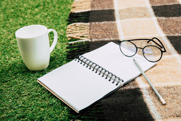 пустой блокнот на одеяле
