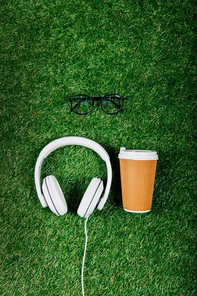 Kulaklık ve kahve — Stok fotoğraf
