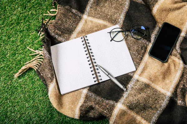 Notebook em branco sobre cobertor — Fotografia de Stock