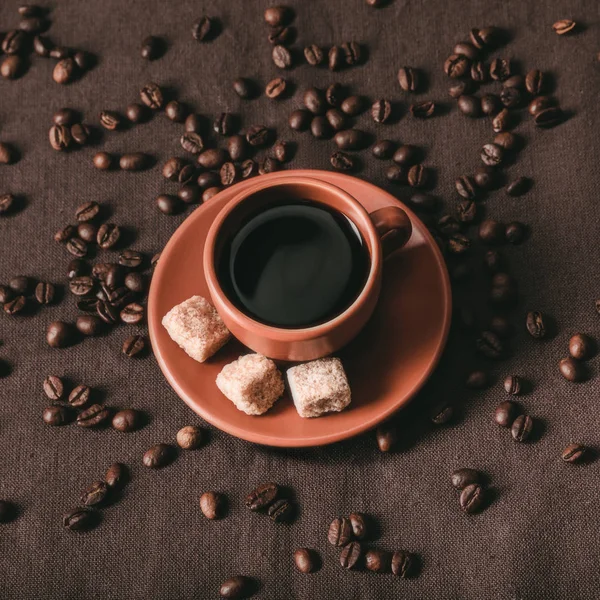 Ceramic coffee cup with brown sugar — Stock Photo, Image