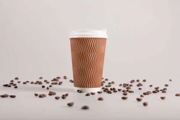 Tasse jetable avec grains de café — Photo