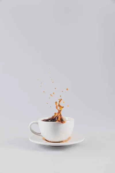 Чашка белого кофе со спреем — стоковое фото