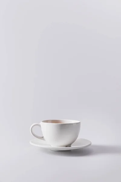 Tazza di caffè bianco sul piattino — Foto Stock