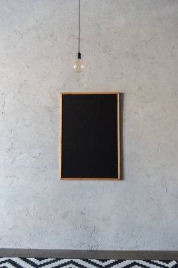 ahşap çerçeve içinde yazı tahtası