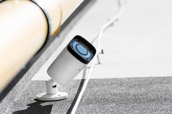 камера безопасности на стене