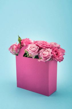 Kağıt kutusunda pembe güller