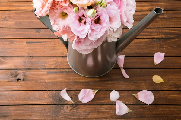 Schöne Blumen in der Gießkanne — Stockfoto