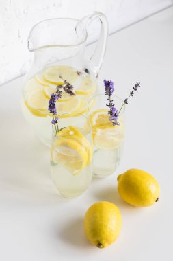 gözlük ve kavanoz limonata