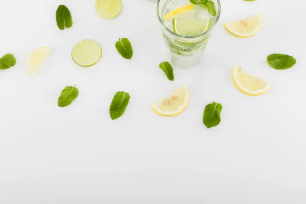 Bebida de verano con cítricos y menta — Foto de Stock