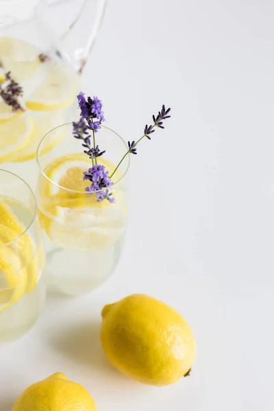 Bebidas cítricas frescas com lavanda — Fotografia de Stock