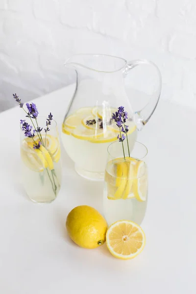 Limonada caseira com lavanda — Fotografia de Stock