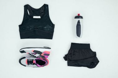 spor spor ayakkabı ve şişe 