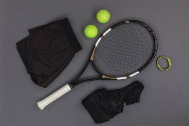 Tenis malzemeleri ve spor giyim
