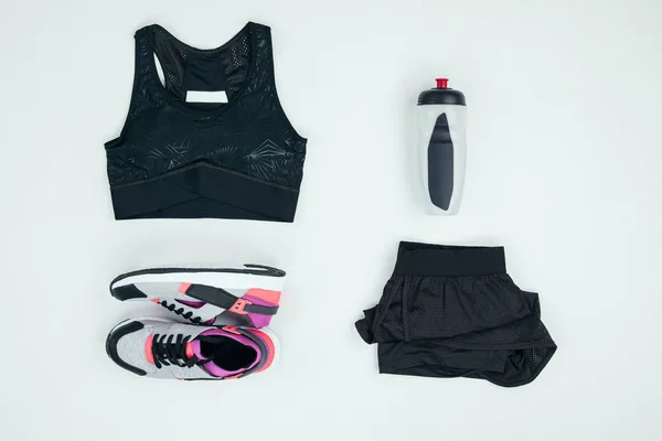 Sportbekleidung mit Turnschuhen und Flasche — Stockfoto
