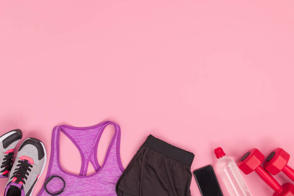 Vêtements de sport et appareils de fitness — Photo