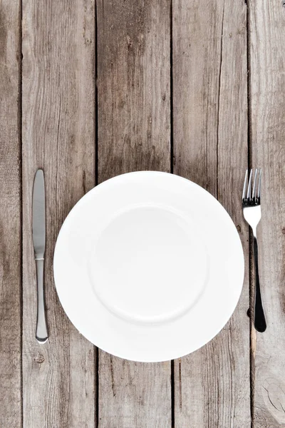 Empty plate and silverware on table — Stock Photo, Image