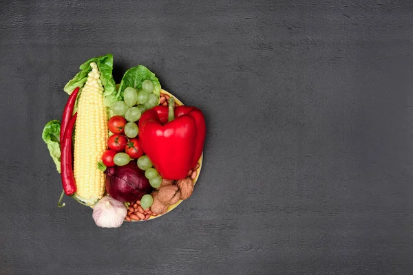 Bio-Gemüse und -Obst auf dem Teller — Stockfoto