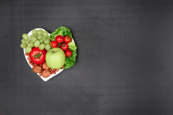 Økologiske grønnsaker og frukter på tallerkenen – stockfoto
