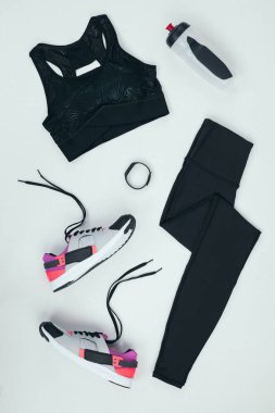 spor spor ayakkabı ve şişe 