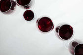 červené víno ve sklenicích